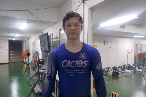 課題をこなしていく野津宏介の画像