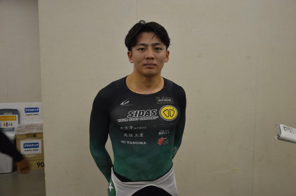 逃走劇を披露した長川達哉の画像